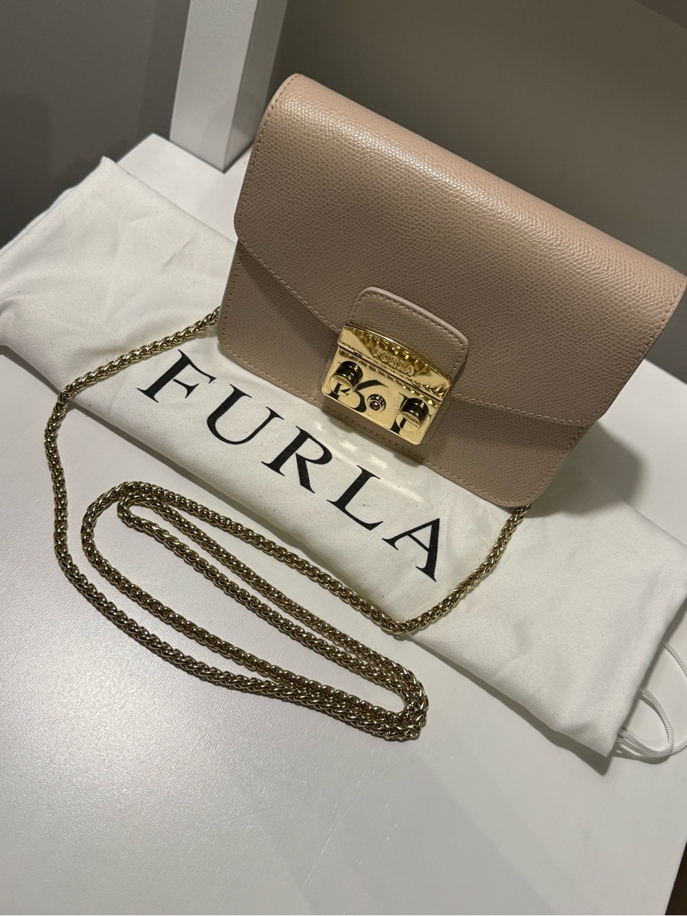 FURLA METROPOLIS
DALIA Small Crossbody Bag in Beige with Gold Hardware
